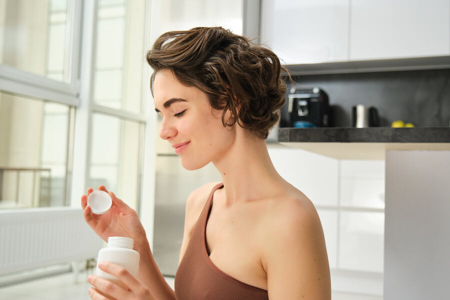 Biotina para qué sirve: cabello, uñas y piel explicados sin exageraciones