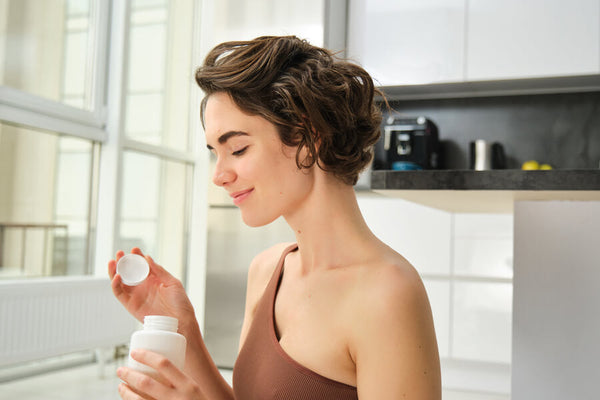 Biotina para qué sirve: cabello, uñas y piel explicados sin exageraciones