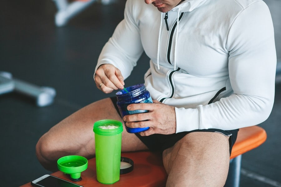 Para que sirve la creatina hcl - Hombre haciendo ejercicio junto al lago