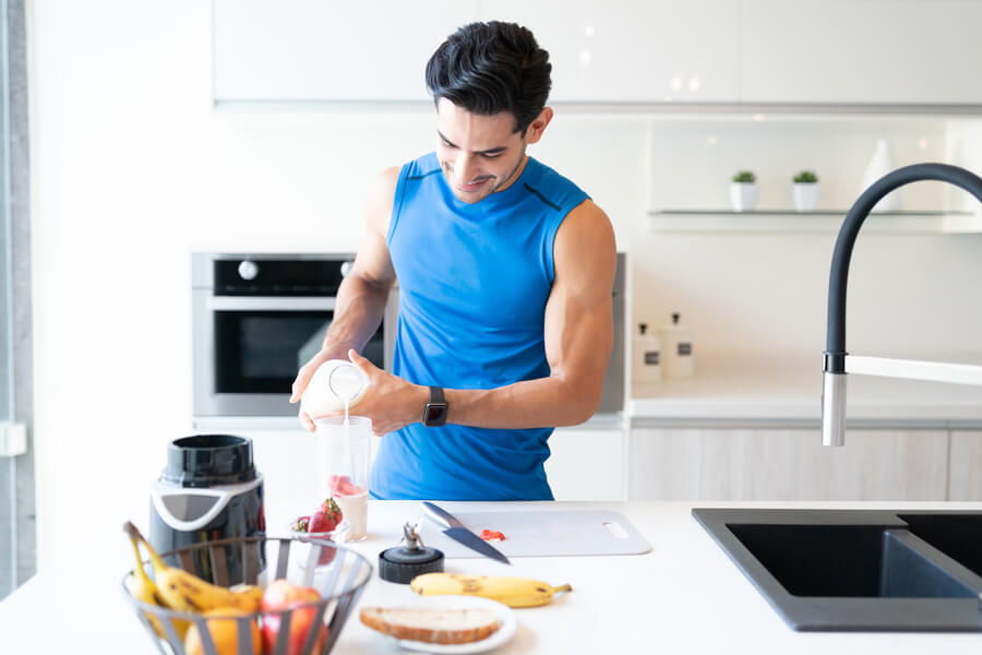 Proteína de caseína: qué es, cómo funciona y por qué tomarla de noche marca la diferencia