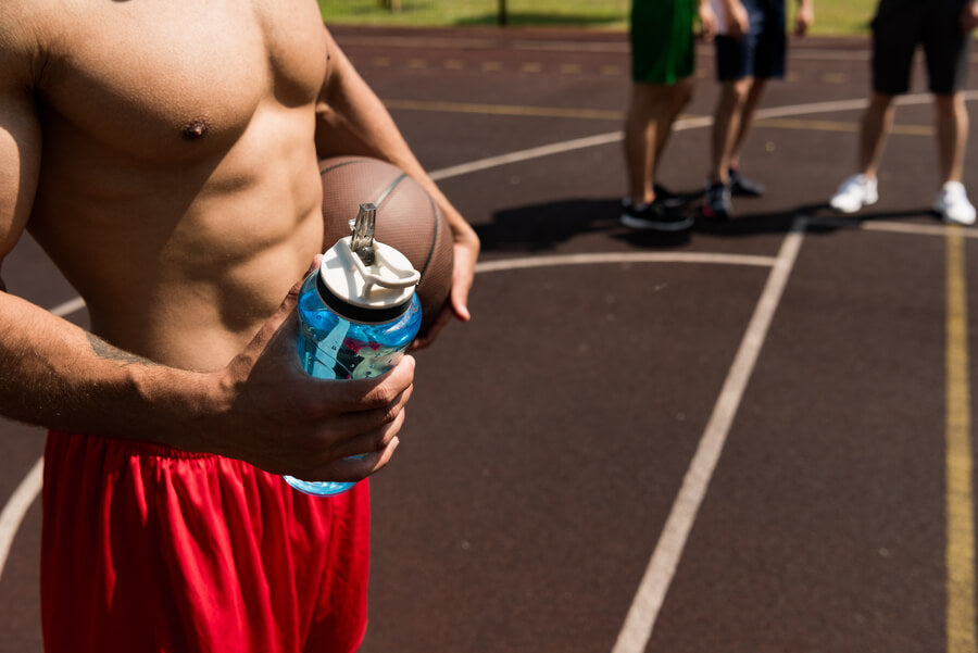 Proteína hipercalorica para que sirve - Hombre con bebida deportiva tras entrenar