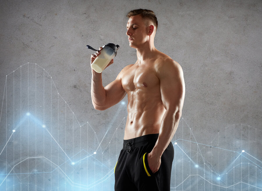 Proteína isolate para que sirve - Hombre sosteniendo un batido de proteína después del entrenamiento.