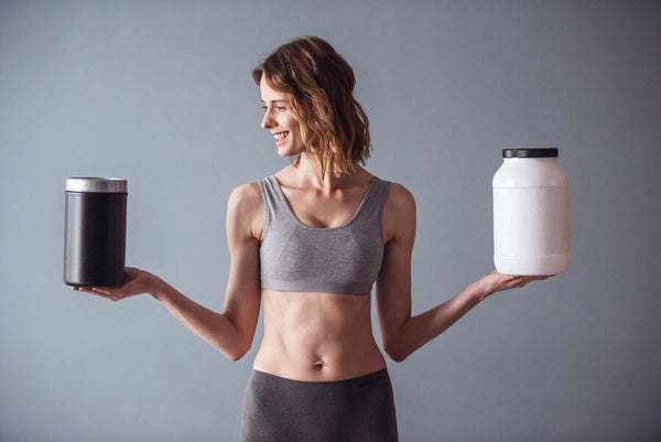 Qué es una proteína hipercalórica - Mujer preparando batido saludable en la cocina