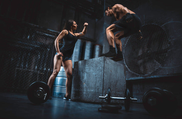 Qué son las proteínas hidrolizadas - Persona sosteniendo un batido de proteína en un gimnasio.