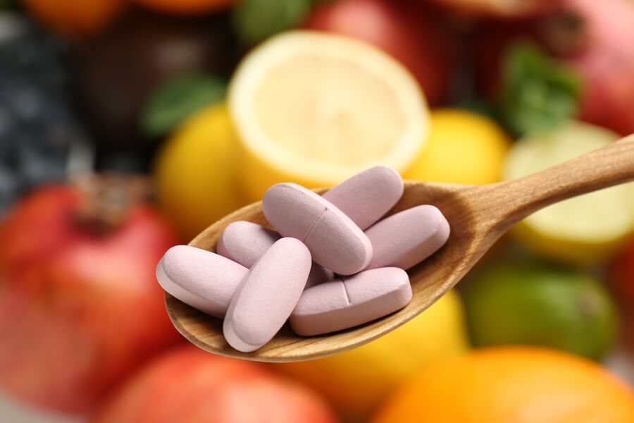 Vitaminas para adultos: qué cambia en tus necesidades después de los 30 y cómo cubrirlas