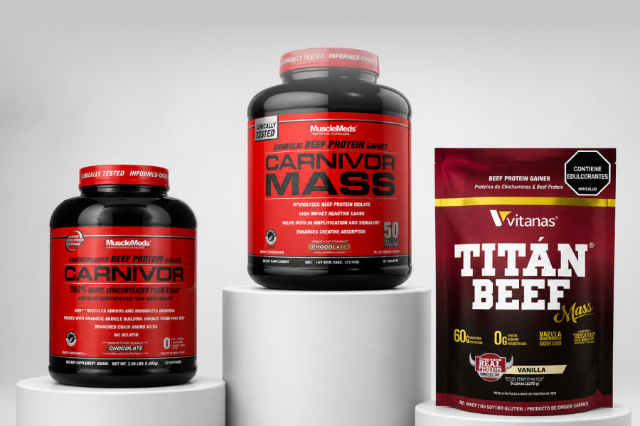 Proteína carne - Suplementos de proteína de carne en envases rojos sobre pedestales blancos.