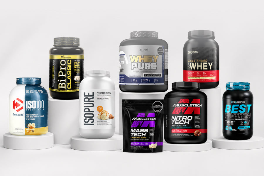 Proteína Whey - Proteínas y suplementos deportivos en envases variados sobre pedestales blancos.