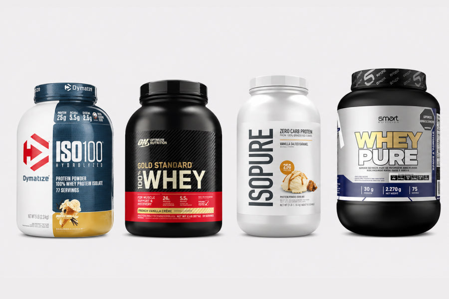 Proteínas - Suplementos de proteína whey e ISO 100 en envases variados sobre fondo neutro.
