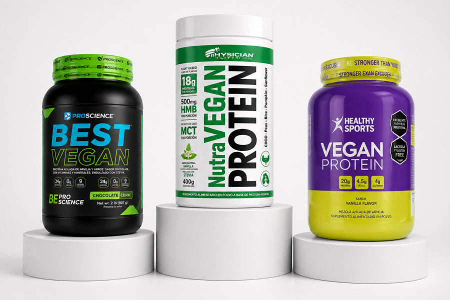 Proteína veganas - Proteínas veganas en envases coloridos sobre pedestales blancos.