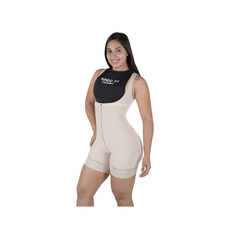 modelo usando chaleco moldeador